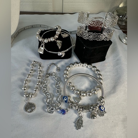 Group of 7 silvertone bracelets - Picture 1 of 9